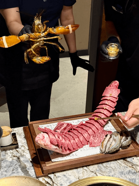 직원이 거대한 랍스터와 금가루 뿌려진 한우 갈비, 전복을 손질하고 있는 모습 직원이 거대한 랍스터와 금가루 뿌려진 한우 갈비, 전복을 손질하고 있는 모습}