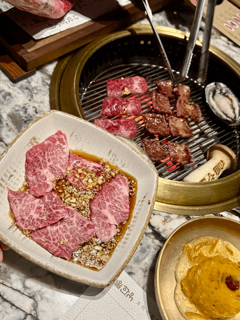 금가루가 뿌려진 아름다운 마블링의 한우 갈비가 구워지고 있는 모습 금가루가 뿌려진 아름다운 마블링의 한우 갈비가 구워지고 있는 모습